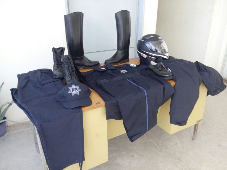 Entregan nuevos uniformes a Policía de Pabellón