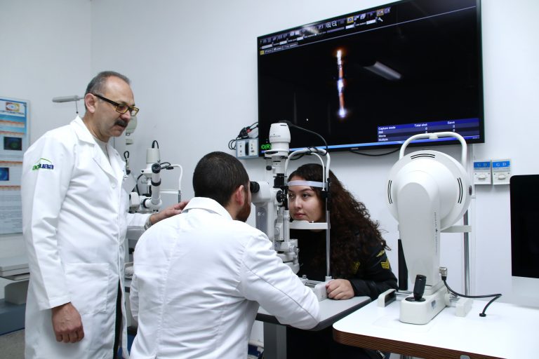 Crean en la UNAM lentes de contacto biodegradables para padecimientos oculares