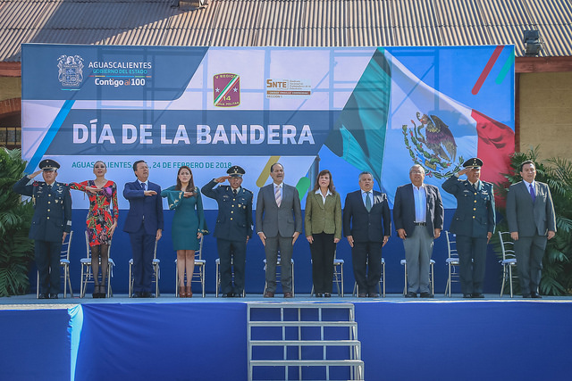 Acude alcaldesa a la ceremonia del día de la bandera