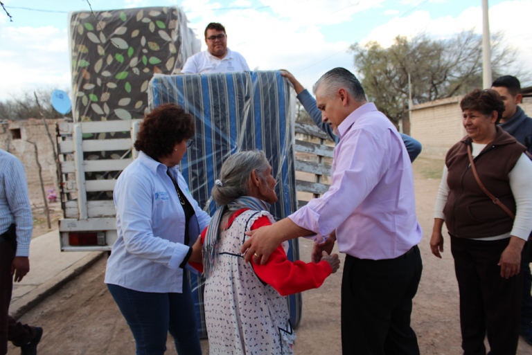 Familias afectadas por contingencias climáticas reciben láminas y colchones en Aguascalientes