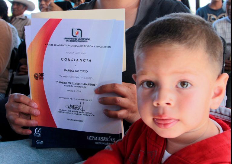 Entregan reconocimientos a personas participantes en el programa Comunidad Diferente