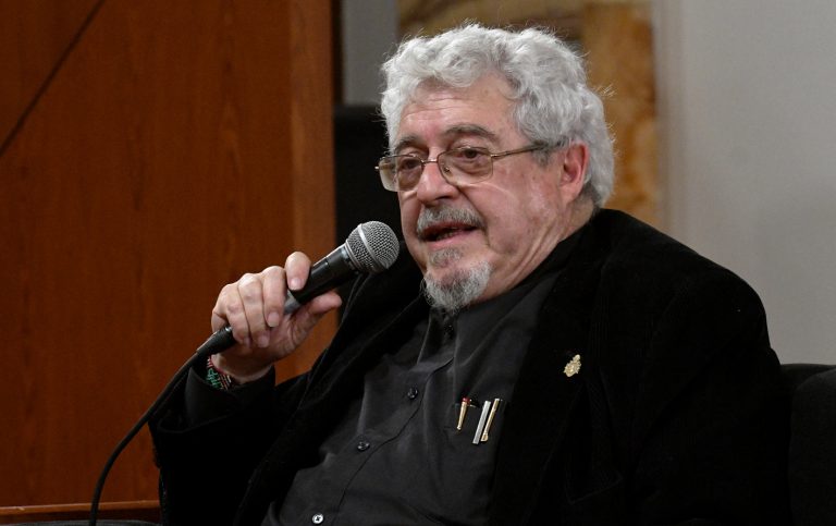 Reconocen labor de Felipe Garrido como promotor de lectura