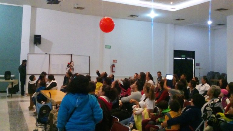 Pacientes del área de pediatría del CRIS Aguascalientes asisten a obra de teatro El Globo Rojo