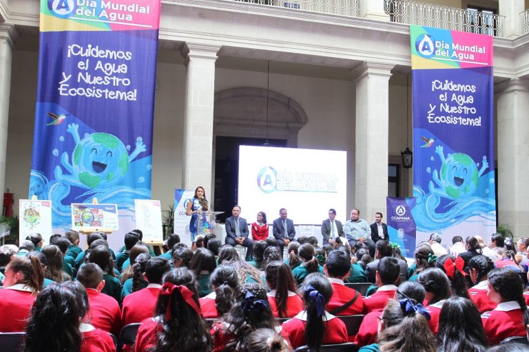 Premian a estudiantes que participaron en el concurso Pintando el Agua