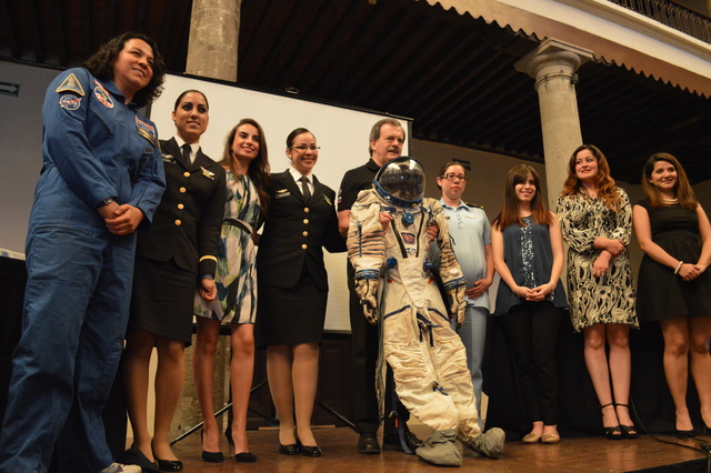 Mujeres en la aviación y en el espacio