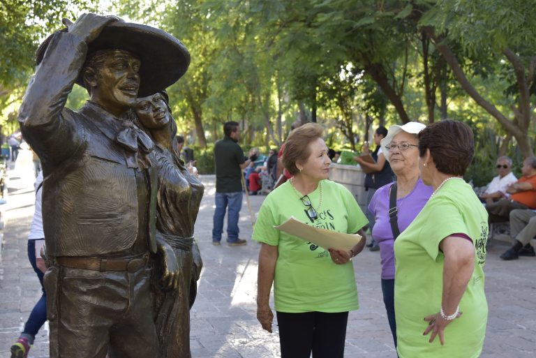 Adultos mayores narran tradiciones del Jardín de San Marcos, en Aguascalientes