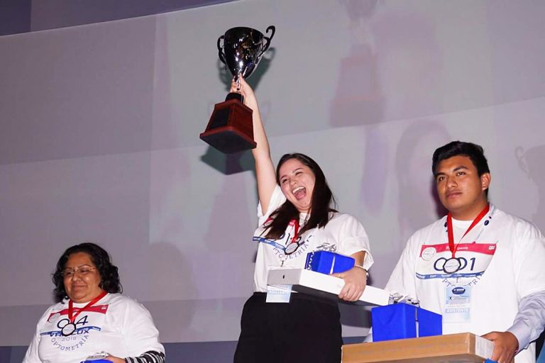 Emma Claudia Silva Escobosa, estudiante de Optometría de la Universidad Autónoma de Aguascalientes, obtiene primer lugar en competencia