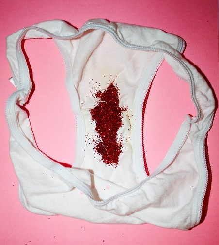 De la demonización de la maldición mensual o hágame un tecito para los cólicos / Tres guineas