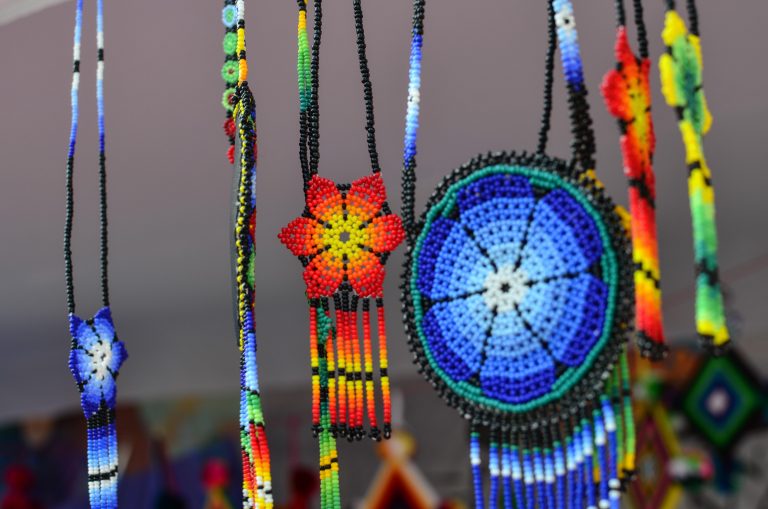 Pabellón Artesanal Wixárika, en Corredor Cultural Carranza, Aguascalientes