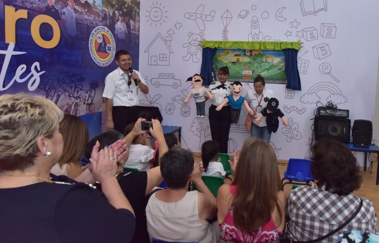 Comités de Ciudades Hermanas visitaron stand del municipio de Aguascalientes