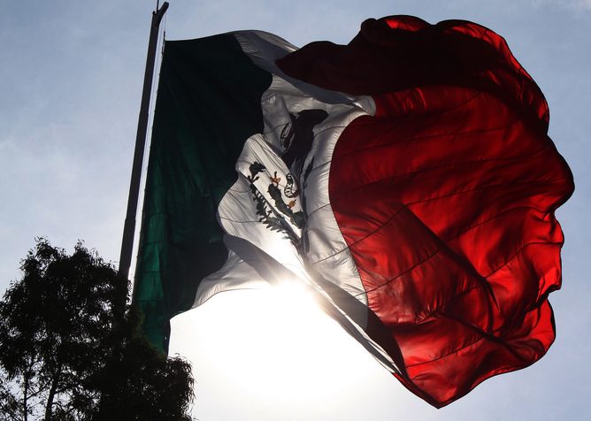 Es grave que candidatos suscriban compromisos contrarios al espíritu constitucional