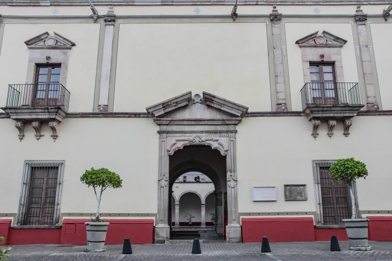 Conexiones extremas, una muestra pictórica de Alex R. González en Aguascalientes