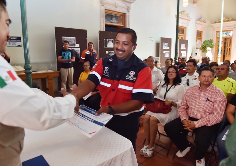Elementos de emergencia y Protección Civil de Aguascalientes reciben reconocimientos