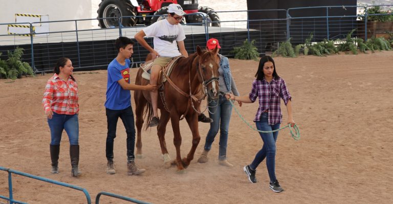 Realizan equinoterapia en la Expo Ganadera de la FNSM, en Aguascalientes