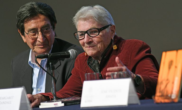 Cuando Trump habla de muros, los poetas tenemos que responder con el lenguaje real de la vida: Randall