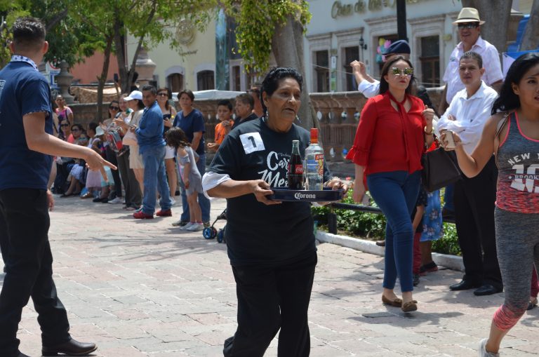 Se realizó en Aguascalientes la tradicional Carrera de Meseros en el Jardín de San Marcos