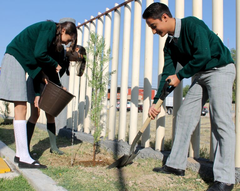Alumnos de secundaria en Aguascalientes, realizan jornada de reforestación