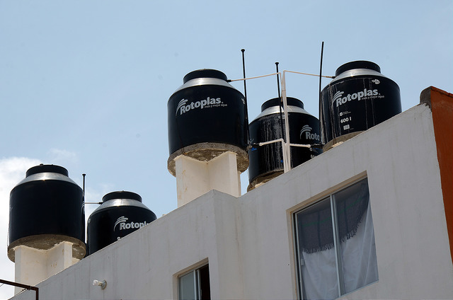 Denuncia Morena Aguascalientes a hermana de diputada Claudia de Lira por entrega de tinacos a cambio del voto