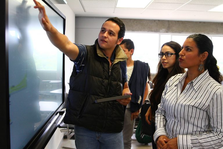 Presenta Autónoma de Aguascalientes resultados de estudios de desempeño de egresados 2017