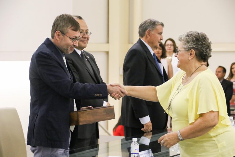 Autónoma de Aguascalientes rinde homenaje a sus maestros por años de servicio
