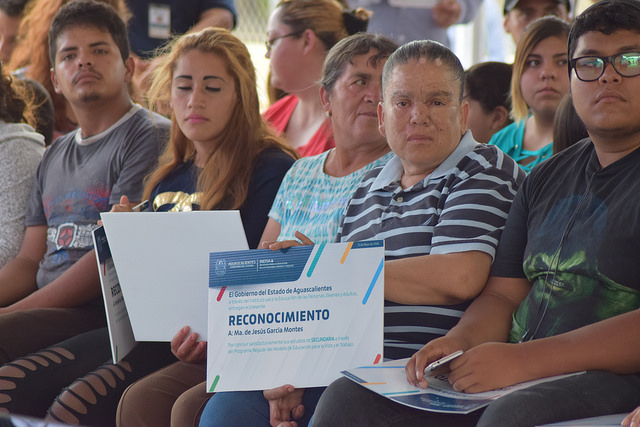 Entregan certificados de primaria y secundaria a egresados del Instituto para la Educación de las Personas Jóvenes y Adultas de Aguascalientes