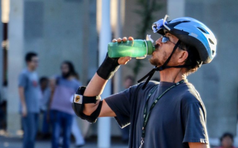 En temporada de calor, beber abundantes líquidos previene infección en vías urinarias