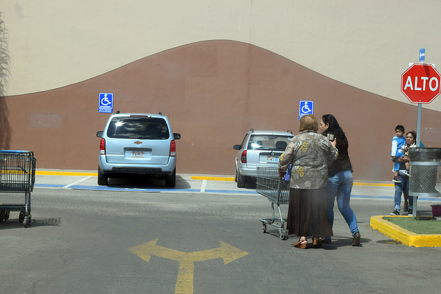 Estacionamientos en Aguascalientes designarán cajones especiales para adultos mayores y mujeres embarazadas