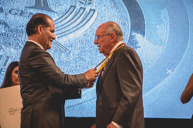 Por sus innumerables aportaciones al estado, Alfonso Pérez Romo recibe el Premio Aguascalientes