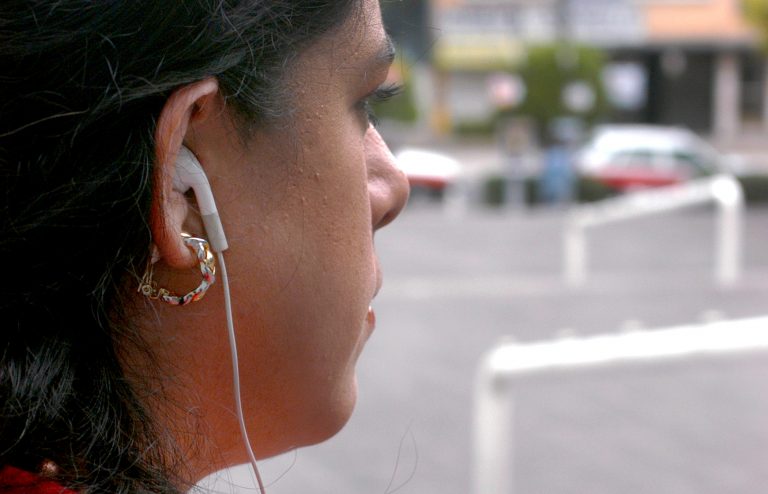 Ruido constante y uso de audífonos pueden ocasionar pérdida auditiva
