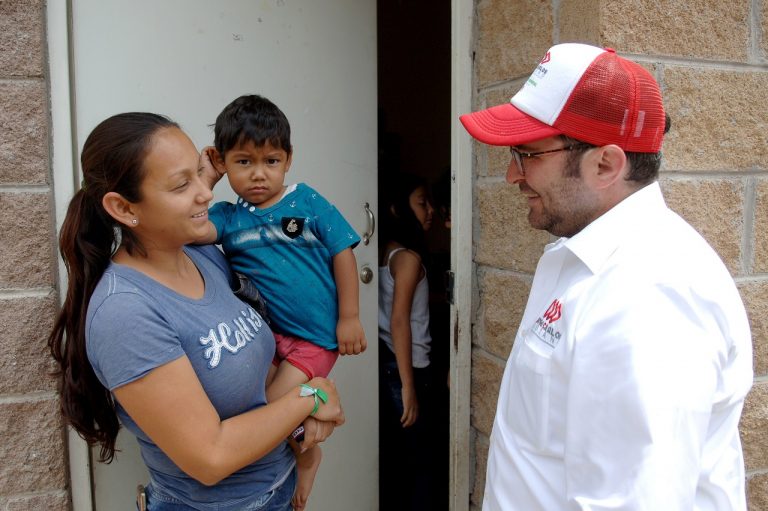 Lozano Rivera Río realizó recorrido por la colonia Valle de los Cactus