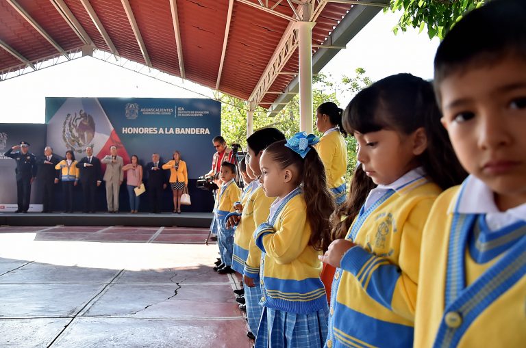 Honores a la Bandera en el Jardín de Niños Eva Sámano de López Mateos, en Aguascalientes