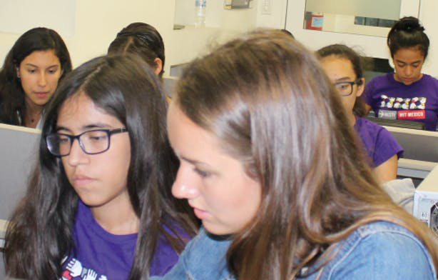Mujeres estudiantes pueden participar en campamento de verano con el Instituto Tecnológico de Massachusetts
