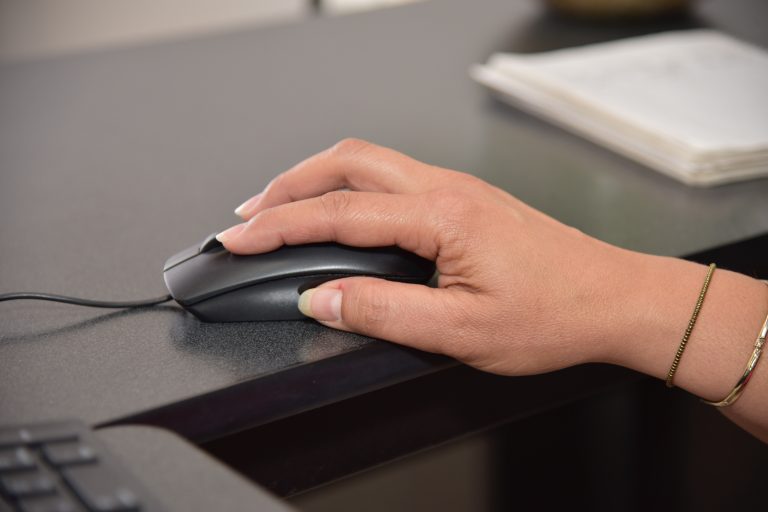 Por el uso frecuente de la tecnología hay quienes necesitan rehabilitación de mano