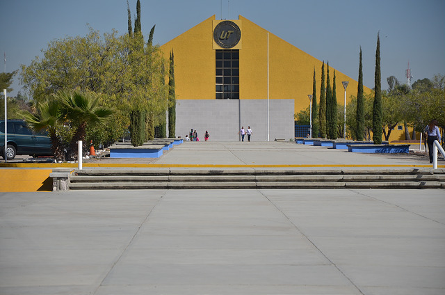 Entrega el gobernador de Aguascalientes títulos a graduados de la Universidad Tecnológica