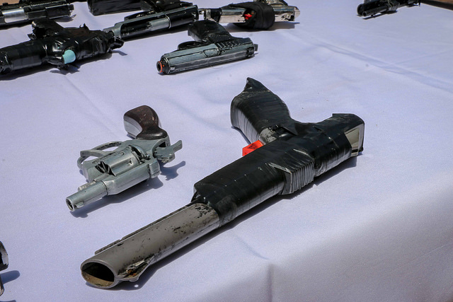 Catean ocho domicilios y aseguran armas y drogas