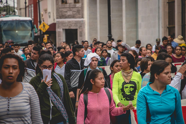 Alrededor de 400 estudiantes normalistas marcharon por las calles de Aguascalientes