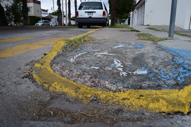 Hay rampas defectuosas para discapacitados en todo Aguascalientes