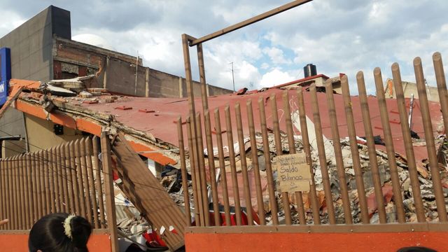 Temblor con pandemia: abrazos, intubados en riesgo y a la calle sin cubrebocas      