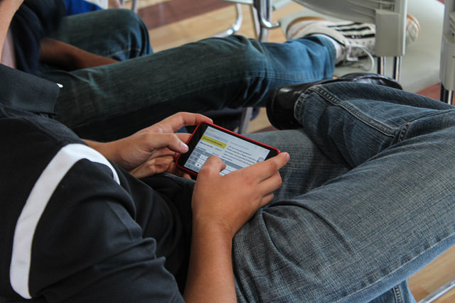 Uso de celular en fábricas y comercios de Aguascalientes es ahora un dolor de cabeza