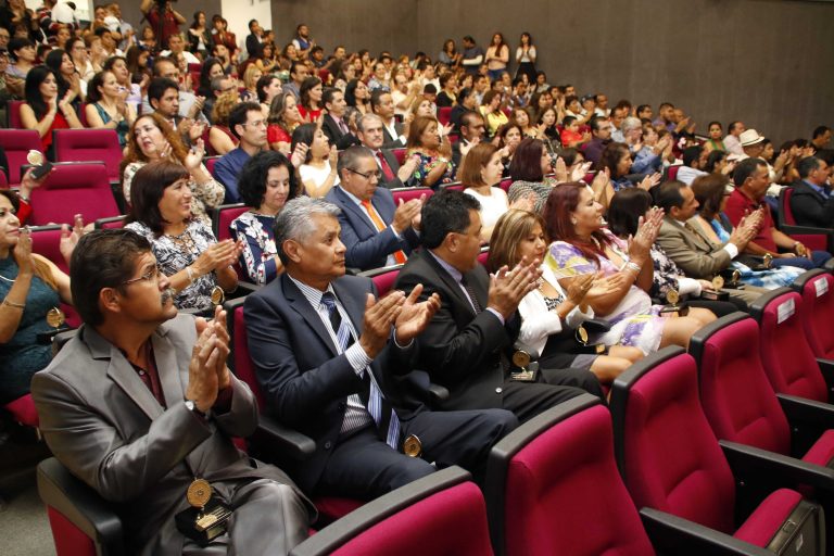 Autónoma de Aguascalientes realiza homenaje a personal administrativo de confianza por años de servicio