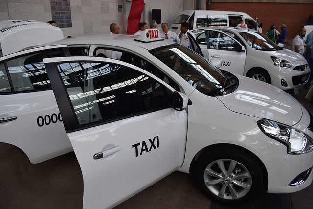 Promete gobernador de Aguascalientes reasignar 300 concesiones de taxi