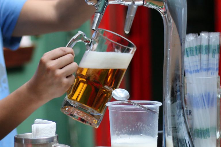 Mujeres adolescentes en Aguascalientes superan a los hombres en consumo de alcohol diario