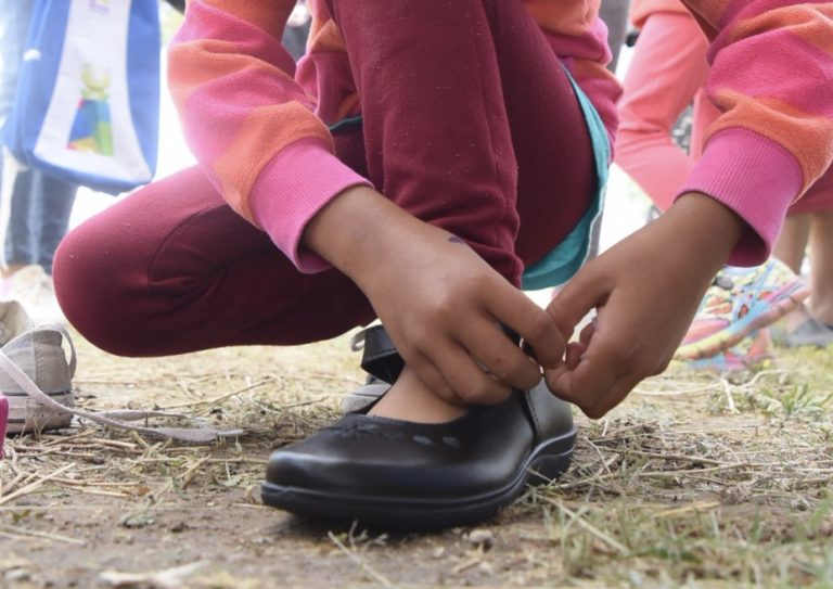 Entregan apoyos a familias de escasos recursos en Aguascalientes