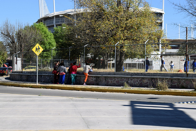 Prohíben a padres que ingresen alimentos a los niños por las rejas de las escuelas en Aguascalientes