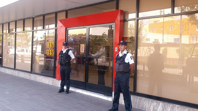 Comisión Legislativa de Aguascalientes pide mayor privacidad en ventanilla para usuarios de bancos