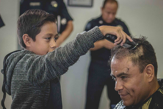 Policías federales en Aguascalientes se cortan el cabello en solidaridad con pequeños con cáncer