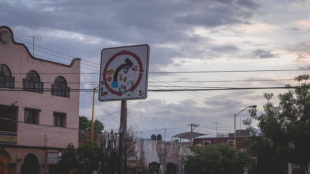Tras diez meses de su prohibición en Aguascalientes, persiste vuelta a la derecha en semáforos rojos