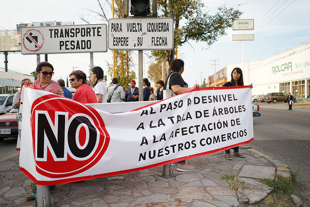 Exigen comerciantes indemnización por paso a desnivel de antiguo camino a San Ignacio