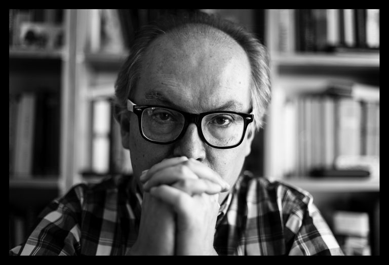 Todo autor escribe de lo que vive y una parte sustancial de lo que vive es también lo que lee | Entrevista a Álvaro Uribe sobre Historia de historias