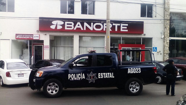 Escolta Policía estatal a cuentahabientes de Aguascalientes con altas sumas de dinero